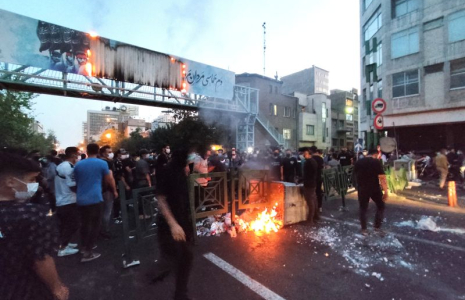 Des Iraniens protestent après la mort de Mahsa Amini, une femme décédée après avoir été arrêtée par la "police de la moralité" à Téhéran, en Iran