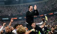 L'entraîneur d'Aston Villa Unai Emery fête avec ses joueurs la victoire en Ligue Europe, mercredi à Istanbul contre Fribourg. ( AFP / YASIN AKGUL )