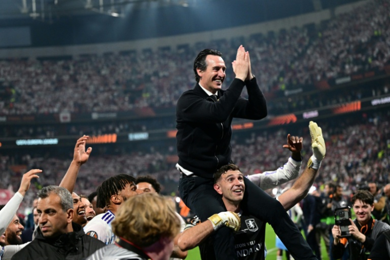 L'entraîneur d'Aston Villa Unai Emery fête avec ses joueurs la victoire en Ligue Europe, mercredi à Istanbul contre Fribourg. ( AFP / YASIN AKGUL )