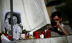 Un portrait au fusain du pape Léon XIV déposé au pied de la statue de Jean-Paul II, devant l’hôpital Gemelli où le souverain pontife est en convalescence, le 15 octobre 2026 à Rome ( AFP / Filippo MONTEFORTE )