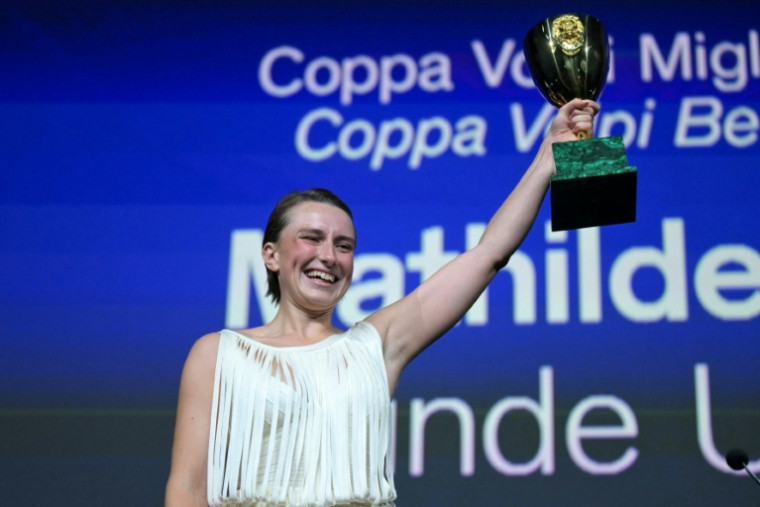 L'actrice danoise Mathilde Arcel a reçu le prix de la meilleure actrice à la Mostra de Venise, le 12 septembre 2026 ( AFP / Stefano Rellandini )