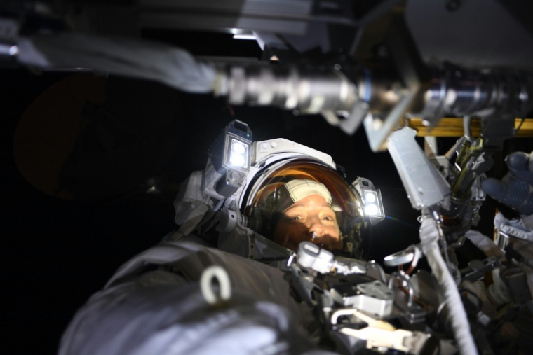 Photographie prise le 25 août montrant l'astronaute française Sophie Adenot en dehors de la Station spatiale internationale (ISS) et publiée par l'Agence spatiale européenne (ESA) ( EUROPEAN SPACE AGENCY / Handout )