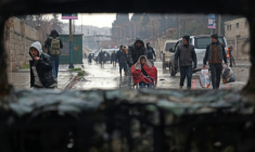 Des habitants du quartier kurde de  Cheikh Maqsoud à Alep, dans le nord de la Syrie, évacuent après un nouvel avertissement de l'armée syrienne, le 9 janvier 2026 ( AFP / OMAR HAJ KADOUR )