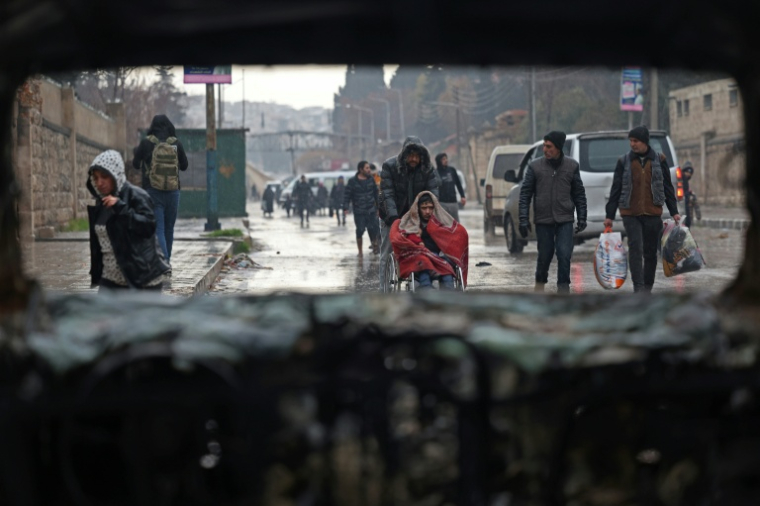 Des habitants du quartier kurde de  Cheikh Maqsoud à Alep, dans le nord de la Syrie, évacuent après un nouvel avertissement de l'armée syrienne, le 9 janvier 2026 ( AFP / OMAR HAJ KADOUR )