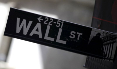 Un panneau de Wall Street est visible dans le sud de Manhattan à New York