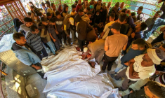 Des Palestiniens pleurent des corps de proches tués près d'un centre d'aide humanitaire soutenu par les Etats-Unis, à l'hôpital Nasser, dans le sud de la bande de Gaza, le 3 juin 2025 ( AFP / - )