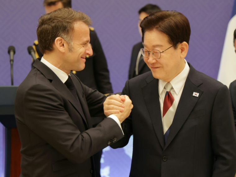 Emmanuel Macron (G) et le président sud-coréen Lee Jae-myung (D)à Séoul le 3 avril 2026 ( AFP / Ludovic MARIN )