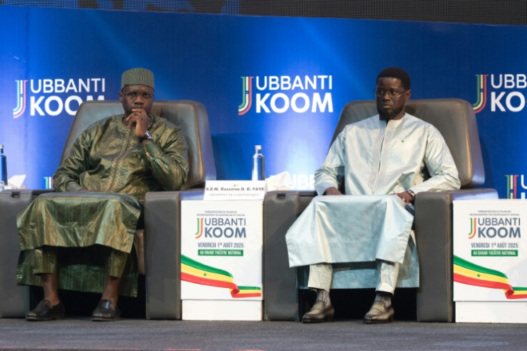 Le Premier ministre sénégalais Ousmane Sonko (g) et le président Bassirou Diomaye Faye à Dakar, le 1er août 2025 ( AFP / SEYLLOU )