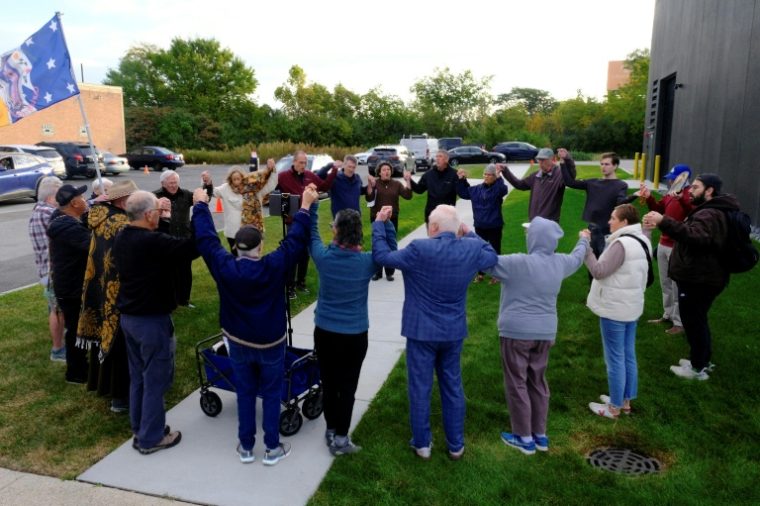 Des catholiques rassemblés près d'un centre de rétention de la police de l'immigration (ICE) à Broadview, près de Chicago, le 10 octobre 2025 ( AFP / Michael Mathes )