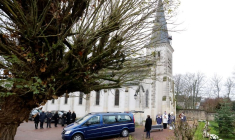 FRANCE: GISCARD A ÉTÉ INHUMÉ À AUTHON, DANS L'INTIMITÉ FAMILIALE