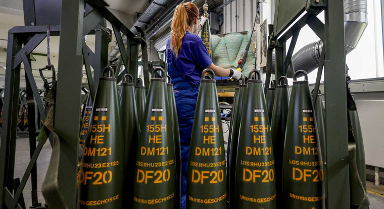 Les usines du plus gros fabricant d’armes allemand Rheinmetall, qui fournit des obus de mortier et des munitions à l’Ukraine, tournent à plein régime depuis le début de la guerre. L’action du groupe a augmenté de 69% en un an. (© A. Heimken / AFP)