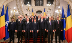 Le Premier ministre roumain Luca Niculescu (c,g), le président roumain Nicusor Dan (c,d) et les membres du nouveau gouvernementaprès une cérémonie de prestation de serment au palais de Cotroceni, à Bucarest, le 20 octobre 2026 ( AFP / Daniel MIHAILESCU )