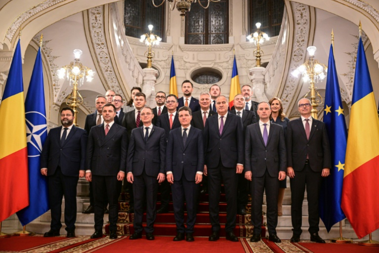 Le Premier ministre roumain Luca Niculescu (c,g), le président roumain Nicusor Dan (c,d) et les membres du nouveau gouvernementaprès une cérémonie de prestation de serment au palais de Cotroceni, à Bucarest, le 20 octobre 2026 ( AFP / Daniel MIHAILESCU )