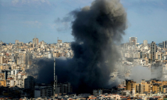 Un nuage de fumée noire au-dessus du site d'une frappe aérienne israélienne sur la banlieue sud de Beyrouth, le 9 mars 2026 au Liban ( AFP / IBRAHIM AMRO )