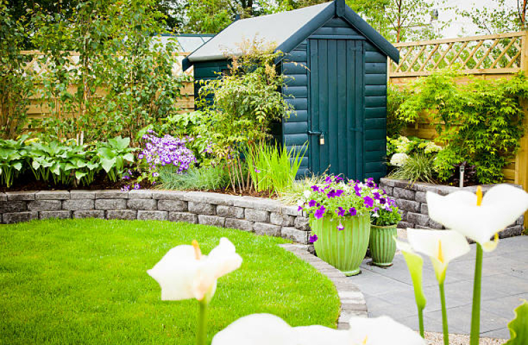 Optez pour un abri de jardin pratique pour ranger votre matériel. ( crédit photo : Getty Images )