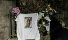 Un portrait de Cédric Chouviat, décédé lors d'un contrôle policier en janvier 2020, lors d'un hommage à Paris, le 3 janvier 2025 ( AFP / Thibaud MORITZ )