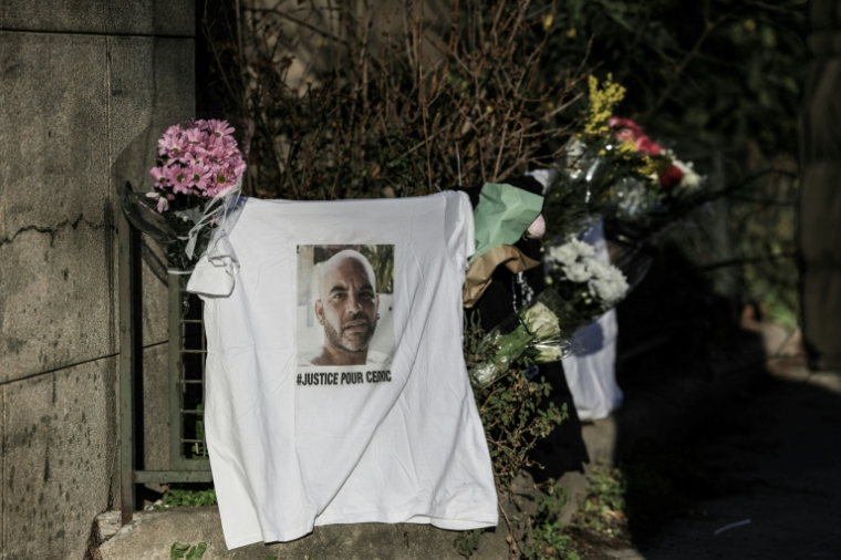 Un portrait de Cédric Chouviat, décédé lors d'un contrôle policier en janvier 2020, lors d'un hommage à Paris, le 3 janvier 2025 ( AFP / Thibaud MORITZ )