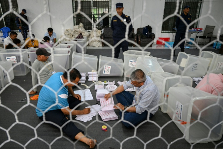 Dépouillement des bulletins de vote des législatives au Népal, à Damak, dans le district de Jhapa district, le 7 mars 2026 ( AFP / Prakash MATHEMA )