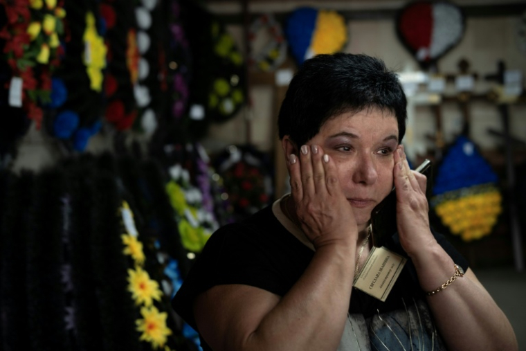 Svitlana Ostapenko, gérante du funérarium de Sumy, dans le nord-est de l'Ukraine, essuie une larme le 10 juin 2025 ( AFP / Florent VERGNES )