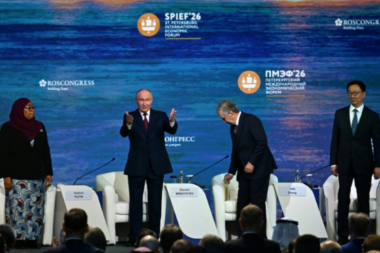(g-d) La présidente tanzanienne Samia Suluhu Hassan, le président russe Vladimir Poutine, le président ouzbek Shavkat Mirziyoyev et le vice-président de la République populaire de Chine Han Zheng au Forum économique de Saint-Pétersbourg (SPIEF), le 5 juin 2026 en Russie ( AFP / OLGA MALTSEVA )