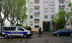 Des policiers dans le quartier Belleroche de Villefranche-sur-Saône le 13 avril 2026 ( AFP / Olivier CHASSIGNOLE )