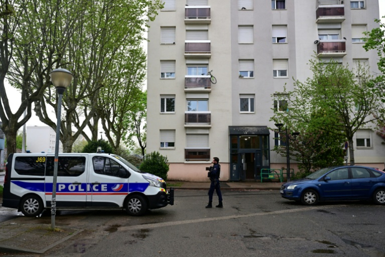 Des policiers dans le quartier Belleroche de Villefranche-sur-Saône le 13 avril 2026 ( AFP / Olivier CHASSIGNOLE )