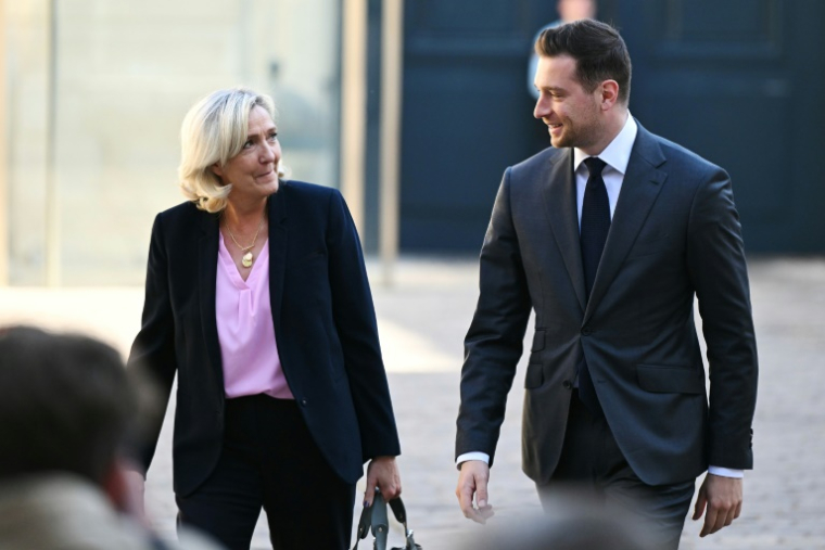 La présidente du groupe parlementaire Rassemblement national (RN), Marine Le Pen (g), et le président et député européen du Rassemblement national (RN) Jordan Bardella, le 30 avril 2025 à Paris ( AFP / Bertrand GUAY )