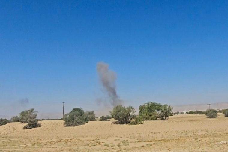 Cette image tirée d'une video de l'AFPTV montre un nuage de fumée après des frappes aériennes meurtrières au Yémen, où la coalition dirigée par l'Arabie saoudite riposte à une avancée des séparatistes du Conseil de transition du sud, le 2 janvier 2026 ( AFPTV / - )