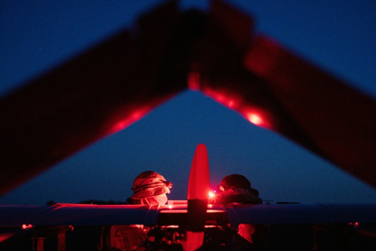 Des militaires du 9e bataillon Kairos des " Oiseaux de Madyar" se préparent à lancer des drones ukrainiens de longue portée depuis un lieu tenu secret en Ukraine, le 16 mai 2026 ( AFP / Genya SAVILOV )