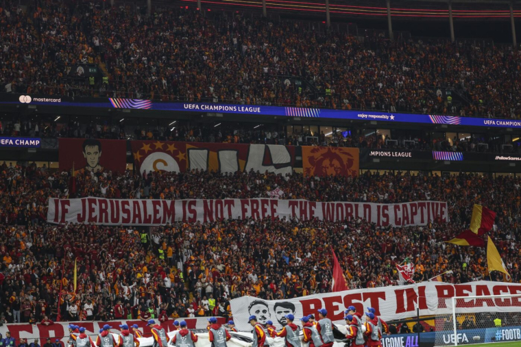 Les supporters de Galatasaray ont déployé plusieurs banderoles pour Gaza