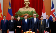 Le président du Vietnam, To Lam (c), la Première ministre du Liechtenstein, Brigitte Haas (3e g), et le président de la Suisse, Guy Parmelin (3e d), aux côtés de délégués lors de la cérémonie de signature de l'accord de libre-échange entre le Vietnam et l'AELE, le 18 octobre 2026 à Hanoï ( AFP / Nhac NGUYEN )
