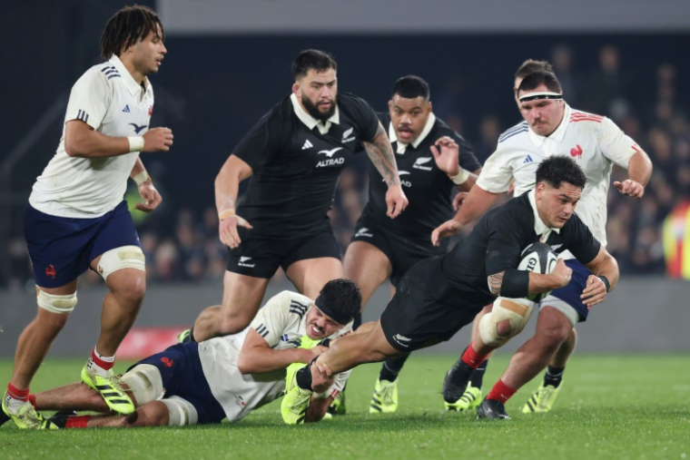 Le Néo-zélandais Quinn Tupaea plaqué par le Français Hugo Auradou en test-match le 19 juillet 2025 à Hamilton ( AFP / Michael Bradley )