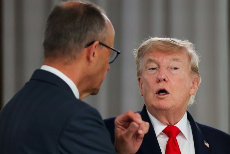 Le président américain Donald Trump avec à sa gauche le chancelier allemand Friedrich Merz lors du G7 à Evian en Haute-Savoie le 16 juin 2026 ( POOL / Christian Hartmann )