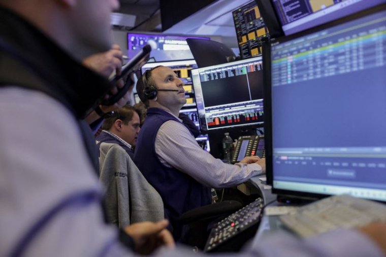 Des traders travaillent sur le parquet de la Bourse de New York
