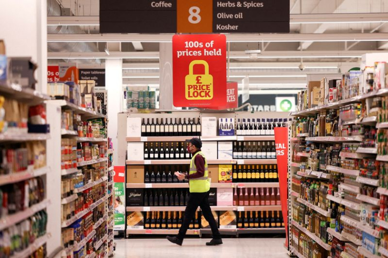 Photo d'archives d'un employé de Sainsbury's