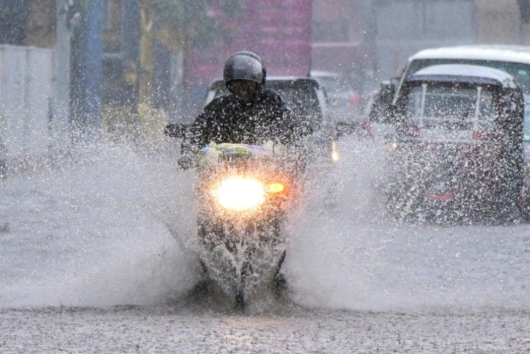 Une rue inondée, alors que la pluie a repris, à Colombo le 5 décembre 2025  ( AFP / Ishara S. KODIKARA )