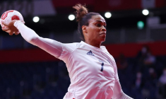 Allison Pineau, joueuse du FC Metz et de l'equipe de France, ici en action lors des Jeux Olympiques de Tokyo