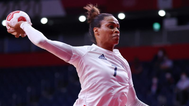 Allison Pineau, joueuse du FC Metz et de l'equipe de France, ici en action lors des Jeux Olympiques de Tokyo