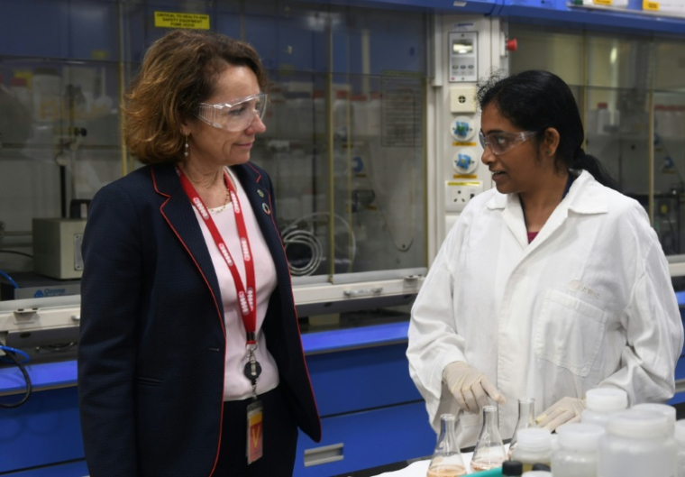 Marie-Ange Debon (à gauche), alors directrice générale adjointe de Suez, s'entretient avec une ingénieure de Suez Water Technologies and Solutions à Bangalore le 30 janvier 2018 ( AFP / DOMINIQUE FAGET )