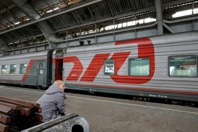 Un voyageur est assis devant le "Yantar", le train qui relie Moscou à l'enclave russe de Kaliningrad, le 14 octobre 2025 à la gare de Kaliningrad ( AFP / STRINGER )