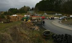 Des agriculteurs de la Coordination rurale bloquent un rond-point à Auch (Gers), le 26 décembre 2025 ( AFP / Matthieu RONDEL )