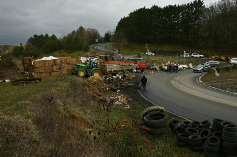 Des agriculteurs de la Coordination rurale bloquent un rond-point à Auch (Gers), le 26 décembre 2025 ( AFP / Matthieu RONDEL )