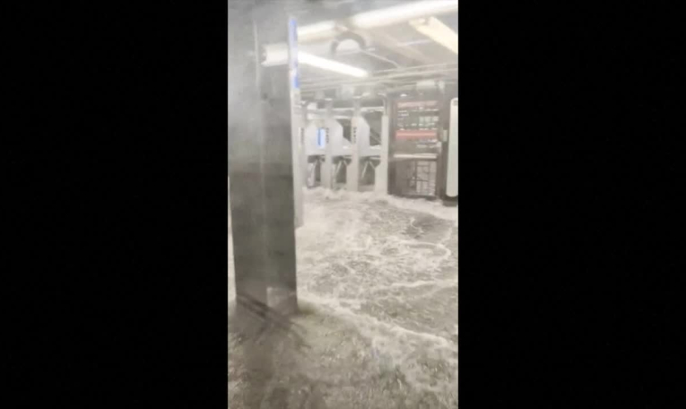 Météo: une station de métro de New-York inondée