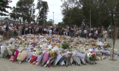 Attentat de Sydney: le Premier ministre australien rend visite au "héros de la plage de Bondi"