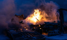 Les services de secours ukrainiens interviennent sur un incendie après des frappes russes nocturnes sur Kiev le 24 janvier 2026 ( AFP / Oleksandr Magula )