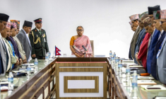 La nouvelle Première ministre du Népal Sushila Karki (C) lors d'une minute de silence observée en mémoire des victimes des émeutes meurtrières à Katmandou qui ont fait au moins 72 morts, le 14 septembre 2025 à Katmandou ( AFP / PRABIN RANABHAT )