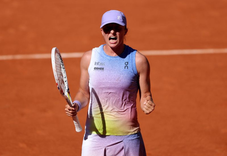 Tennis - Open de France - Roland-Garros, Paris, France. La Polonaise Iga Swiatek célèbre sa victoire lors de son match du troisième tour contre la Roumaine Jaqueline Cristian