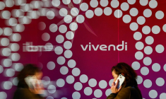 Une femme devant le logo de Vivendi