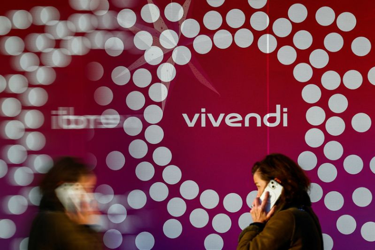 Une femme devant le logo de Vivendi