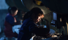 Des employés travaillent sur une chaîne de production fabriquant des pièces métalliques pour meubles dans une usine de Hangzhou